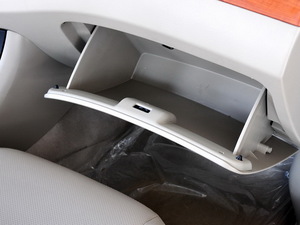 2010款1.6L CVT精钻型 手套箱