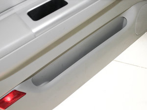 2010款1.5L 手动精英型 前门储物空间