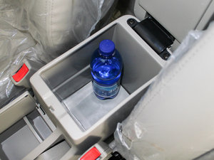 2010款1.5L 手动精英型 中央扶手箱