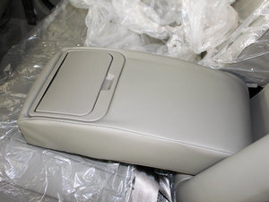2010款1.5L 手动精英型 后排中央扶手