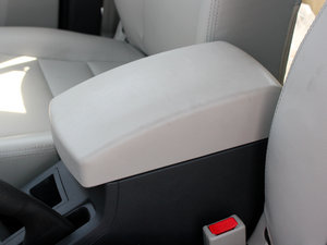 2011款1.8L 标准版  中央扶手箱