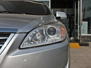 2013款1.8L 手动豪华版 大灯