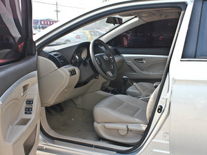 2013款1.8L 手动豪华版 前排空间