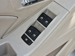 2013款1.8L 手动豪华版 主驾车窗控制区	