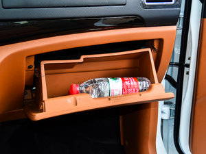 2015款1.5L S 手动 VIP 手套箱