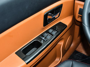 2015款1.5L S 手动 VIP 主驾车窗控制区	