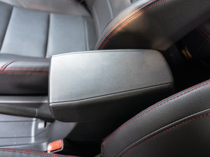 2015款1.2L 手动舒适型 中央扶手箱