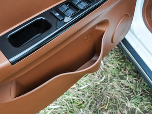 2015款1.5L S 手动舒适型 前门储物空间