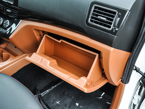 2015款1.5L S 手动舒适型 手套箱