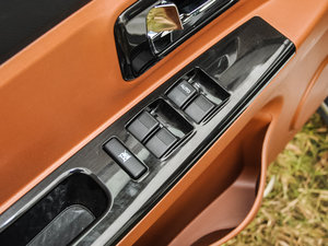 2015款1.5L S 手动舒适型 主驾车窗控制区	