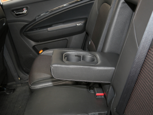 2017款2.0T 自动实用型 后排中央扶手