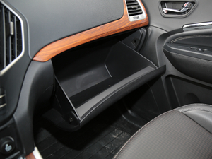 2017款2.0T 自动实用型 手套箱