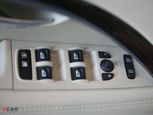 2010款3.0T T6 四驱智尊版 主驾车窗控制区	