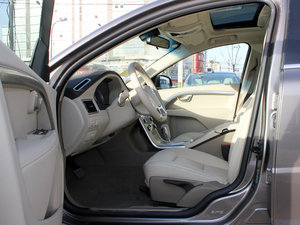 2011款2.0T 两驱智尚版 前排空间