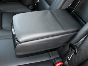 2011款3.0T T6 四驱智尊版 后排中央扶手