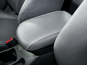 2010款1.8L CVT致尚豪华版 中央扶手箱