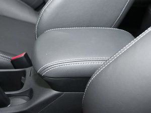 2010款2.0L CVT运动旗舰版 中央扶手箱