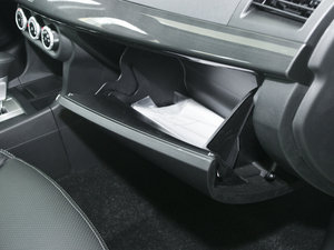 2010款2.0L CVT运动旗舰版 手套箱