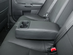 2010款2.0L CVT运动旗舰版 后排中央扶手