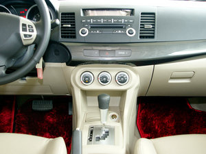 2010款1.8L CVT时尚豪华版 中控区