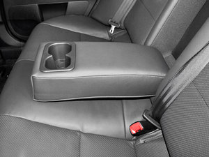 2010款1.8L MT致尚豪华版 后排中央扶手