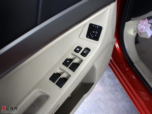 2010款1.8L MT时尚舒适版 主驾车窗控制区	