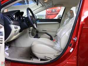 2010款1.8L MT时尚舒适版 前排空间