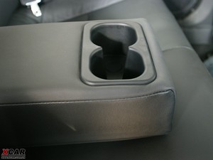 2010款2.0L MT运动豪华版 后排中央扶手
