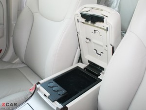 2009款2.4L 旗舰升级版 中央扶手箱