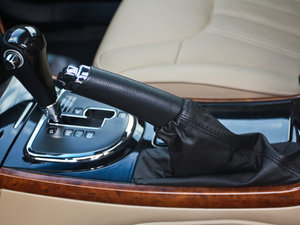 2012款2.0L 铭仕版 驻车制动器