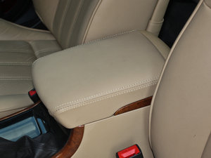 2012款2.0L 铭仕版 中央扶手箱