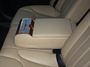 2012款2.0L 铭仕版 前门储物空间