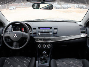 2013款1.8L 手动时尚版舒适型 内饰全景