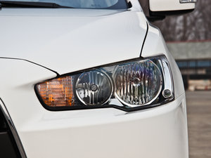 2013款1.8L CVT致尚版豪华型 大灯