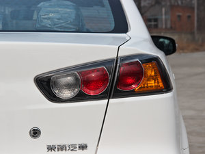 2013款1.8L CVT致尚版豪华型 尾灯
