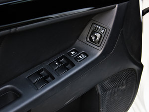2013款1.8L CVT致尚版豪华型 主驾车窗控制区	