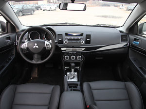 2013款1.8L CVT致尚版豪华型 内饰全景