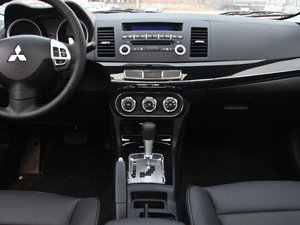 2013款1.8L CVT致尚版豪华型 中控台