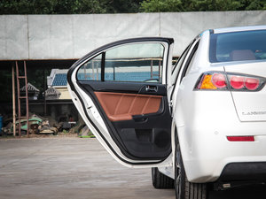 2013款2.0L CVT致炫版旗舰型 左后车门