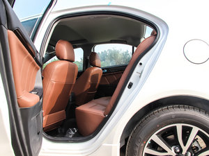 2013款2.0L CVT致炫版旗舰型 后排空间