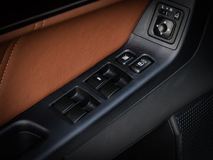 2013款2.0L CVT致炫版旗舰型 主驾车窗控制区	