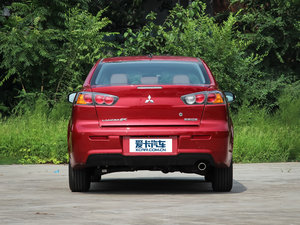 2013款1.8L CVT黑白版 正后	