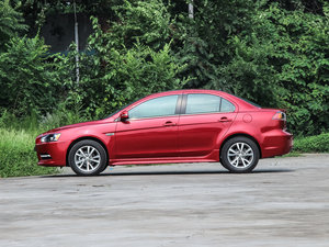 2013款1.8L CVT黑白版 正侧（左）