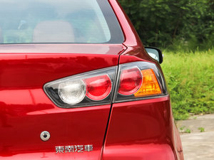 2013款1.8L CVT黑白版 尾灯