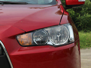 2013款1.8L CVT黑白版 大灯