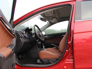 2013款1.8L CVT黑白版 前排空间