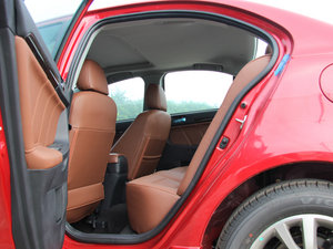 2013款1.8L CVT黑白版 后排空间