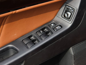 2013款1.8L CVT黑白版 主驾车窗控制区	