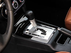 2013款1.8L CVT黑白版 换挡杆