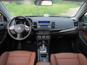 2013款1.8L CVT黑白版 内饰全景